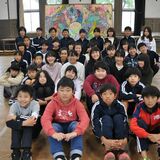 児童と画家が記念アート共作　絵の具投げつけ自由に下絵　日光