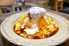 【グルメ探訪】肉汁、濃厚チーズが調和　ダブルチーズハンバーグオムライス　オムライス＆パンケーキｙｅｌｌｏｗ（栃木）