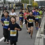 晩秋の宇都宮路に全国から4500人　宇都宮マラソンで健脚競う　LRTと併走も