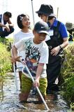 用水路にすむ 生き物を調査