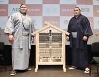 パリ公演へ 両横綱が会見