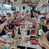 大阪モノレールで乾杯！　乗客130人、列車に揺られ栃木の地酒堪能