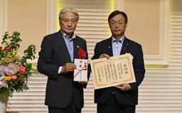 県地域福祉基金に１００万円を寄付
