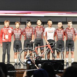 宇都宮ジャパンカップ開幕　ブリッツェン鈴木監督「地元で良い姿を」　チームプレゼンテーションで意気込み