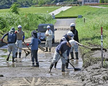 栃木県足利市の大雨災害、市民が片付けに追われる 気温は37.5度に