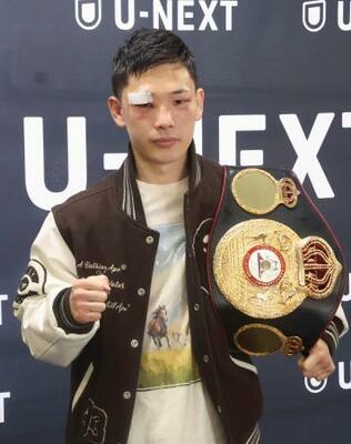 WBAミニマム級王座初防衛から一夜明け、ポーズをとる松本流星=16日、東京都新宿区の帝拳ジム