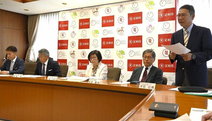 会見でプロジェクトの概要を説明する足利大の平石広典教授（右端）
