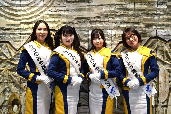 親善大使を務める（右から）見目さん、佐々木さん、鈴木さん、菅原さん