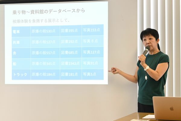 被爆者の記憶継承について説明するファンデルドゥース准教授＝28日午後、広島市中区中島町