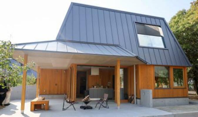 　弥生時代の物見やぐらをモチーフにしたコテージ＝１２日午後、佐賀県の吉野ケ里歴史公園