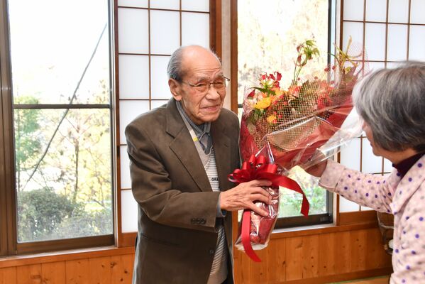花束を受け取る石塚さん