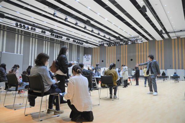 ＪＲ宇都宮駅東口の新施設で始まった集団接種に訪れた市民ら
