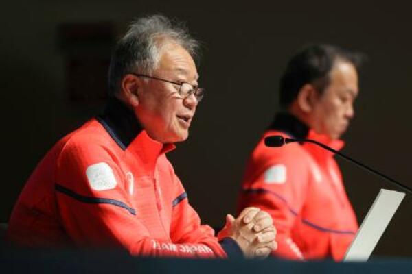 　記者会見する日本選手団の伊東秀仁団長＝１３日、イタリア・ミラノ（共同）