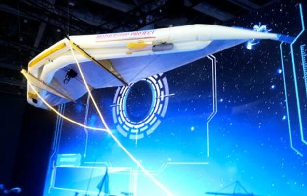 　トヨタ自動車が出品した、偏西風を利用して発電するたこ＝２９日、東京都江東区の東京ビッグサイト