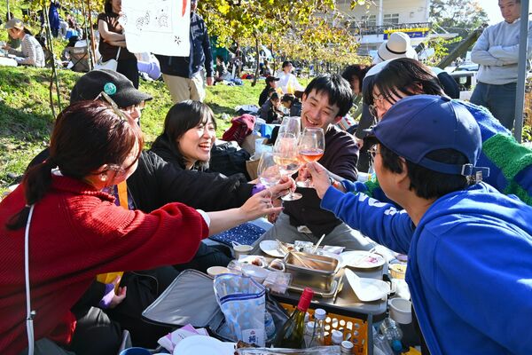 ブドウ畑でワインを楽しむ参加者