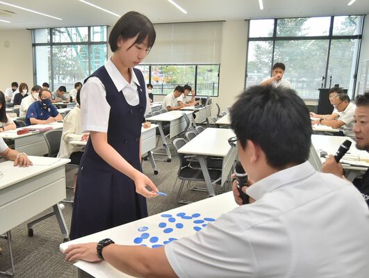 くじを引く石橋の小野瀬主将＝ユウケイ武道館