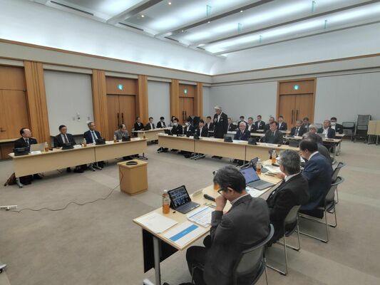県立病院あり方検討有識者会議の初会合=27日夜、県庁
