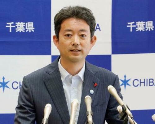 記者会見する千葉県の熊谷俊人知事=26日午前、千葉県庁