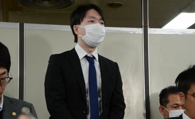 控訴審初公判後、記者会見で発言する三輪浦さん＝２月９日、東京・霞が関の司法記者クラブ