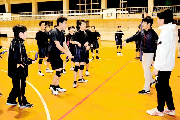 福田克典さん（右から２人目）や社会人クラブのメンバーが中学生の指導にあたる西条バレーボールアカデミーの活動＝１月、愛媛県西条市周布