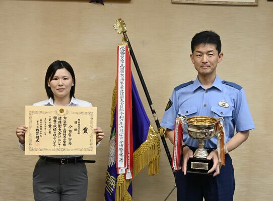 ３戦全勝で優勝に貢献した高田巡査長（左）と監督の白藤警部補