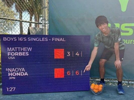 オレンジボウル決勝のスコアボードを指さす本田＝米フロリダ州（本人提供）