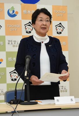 定例記者会見に臨む大川市長