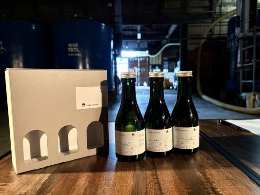 自身がブレンドしたオリジナルラベルの日本酒と3本が入る化粧箱