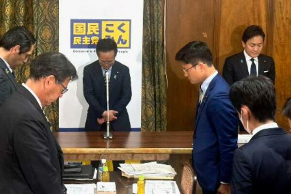 　死去した大塚耕平元参院議員を追悼し、黙とうする国民民主党の玉木代表（右端）ら＝５日午後、国会