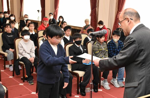 県子ども観光大使の認定証を受け取る児童＝23日午後、県庁昭和館
