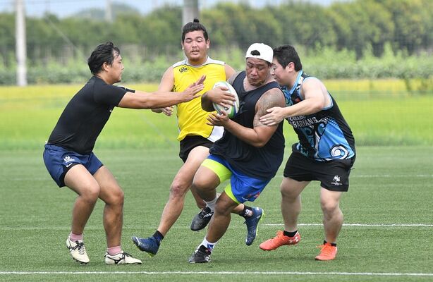 今季開幕を控え、チーム練習に汗を流す宇都宮ヴォルツの選手たち＝小山市