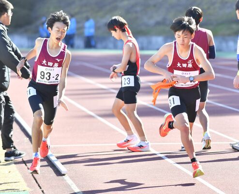 男子大田原の2区野本瑛(左)から3区植竹にたすきをつなぐ