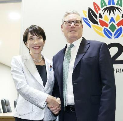 　スターマー英首相（右）と握手する高市首相＝２０２５年１１月、南アフリカのヨハネスブルク（共同）