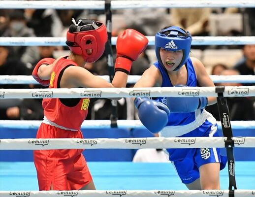 女子フライ級決勝　果敢に前に出る白鴎大足利高の鈴木（右）＝墨田区総合体育館