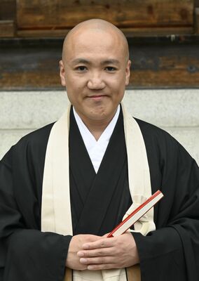 秦岡高憲住職