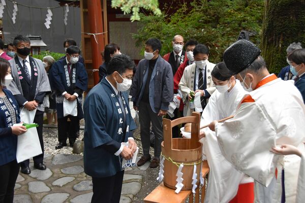 参列者に分け与えられた神水
