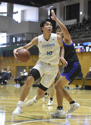 第２クオーター７分、ドリブルでゴールに迫る宇工の石川＝ブレックスアリーナ
