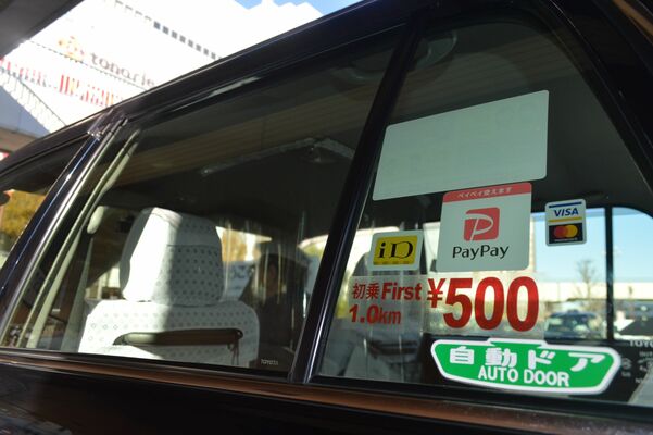 タクシーに貼られた新運賃を案内するステッカー＝４日午前、宇都宮市川向町
