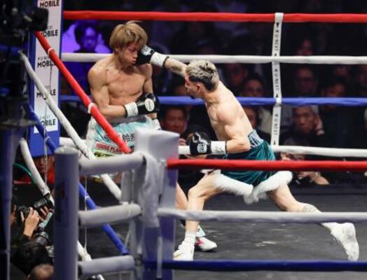 WBOフライ級世界戦の1回、アンソニー・オラスクアガ(右)に攻められる桑原拓=両国国技館