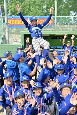 優勝し主将の勝田（上）を胴上げするなどして喜ぶ真岡クラブの選手ら＝14日午後０時40分、小山運動公園野球場