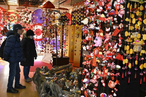 「きぬ姫飾り」を楽しむ観光客