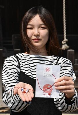 善応寺の「ゆめ玉」（右）と、各地のゆめ玉でつくったブレスレット型お守り
