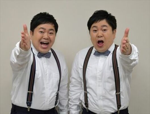 「ちょっと、ちょっとちょっと！」とポーズを決めるザ・たっちのたくや（左）とかずや＝宇都宮市内