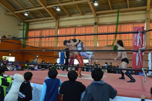 小学生が見守る中、熱戦を繰り広げるプロレスラーら