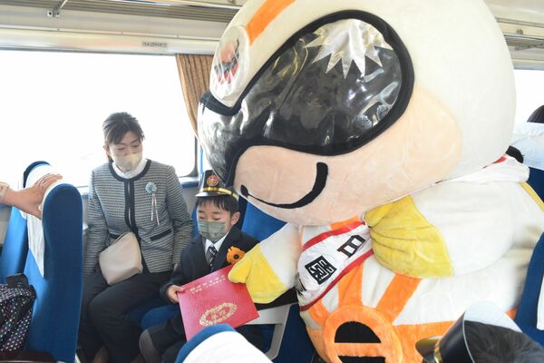 園児に卒園証書を渡す日光仮面ら