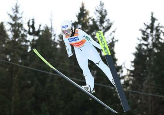 丸山希の1回目の飛躍=クリンゲンタール(共同)