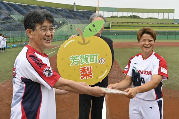 大関町長（左）から委嘱状を受け取る塚本主将