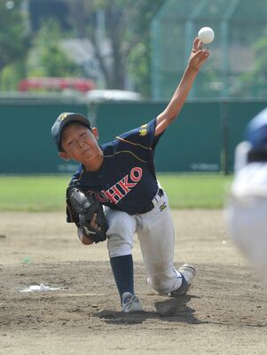 ５回を被安打４、無失点に抑えた東光スポーツの菊地＝三島Ａ球場