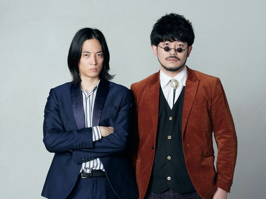 お笑いコンビ「キャプテンバイソン」の高野（右）と西田（プロダクション人力舎提供）