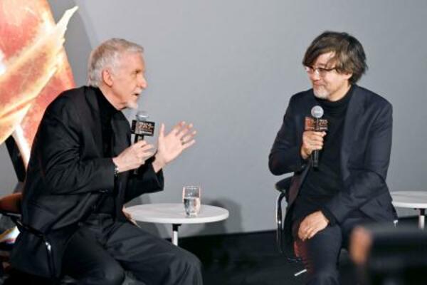 ジェームズ・キャメロン監督(左)と山崎貴監督=東京都新宿区